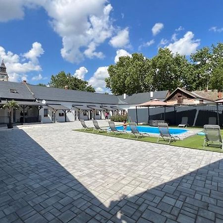 Adel Apartman Kisujszallas Εξωτερικό φωτογραφία